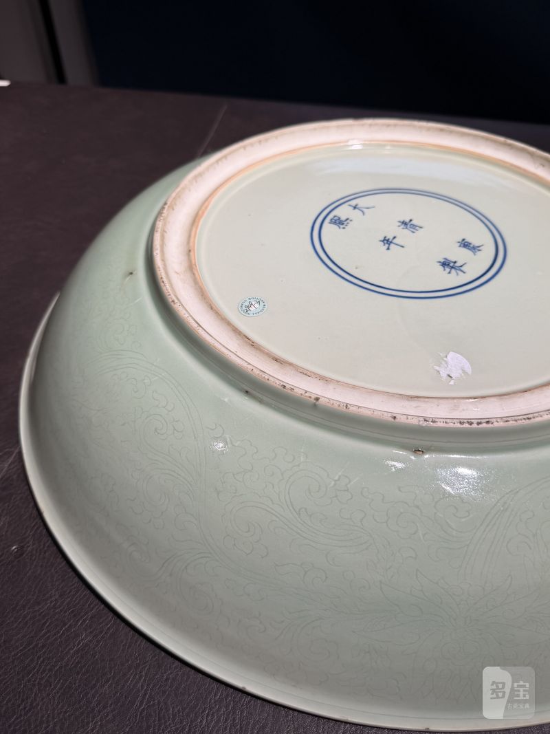 清康熙 冬青釉暗刻缠枝莲纹大盘 - 图9